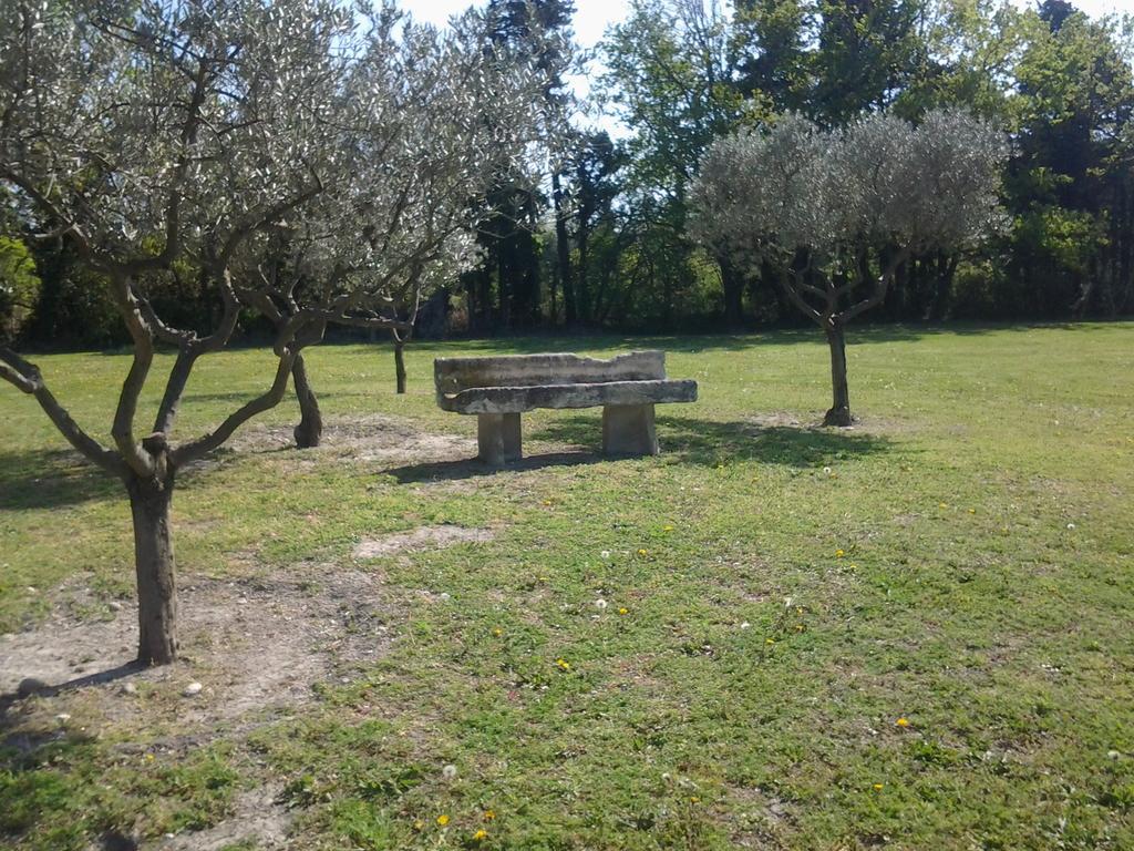 La Bastide des Amouriers Caumont-sur-Durance Exterior foto